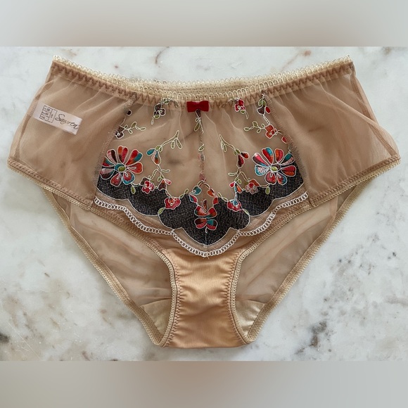 Sawren Intimates | European Lace Lingerie Set, Size 32E Top & Size Small Bottoms - Picture 10 of 15